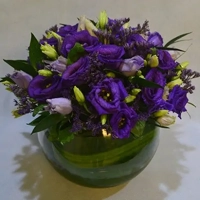 uae/images/productimages/sonya-plants-and-flowers-llc/flower-vase/corporate-arrangement-fresh-roses-and-lilies-vase.webp